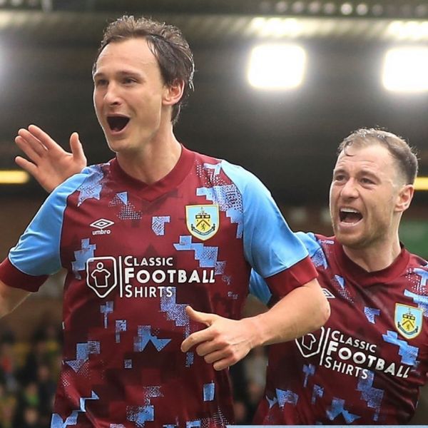 Swedish National team player Hjalmar Ekdal had a great debut when his Burnley defeated Norwich with 3-0. Hjalmar scored the third goal. Burnley top of the English Championship 20 points clear of direct promotion.